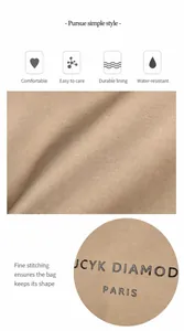 Dettaglio della borsa a tracolla beige impermeabile con logo e trama resistente all'usura