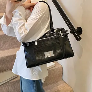 Fashionable black glossy faux leather tote bag for women with large capacity and zip pocket