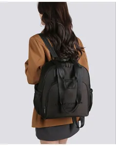 Rückansicht eines schwarzen Nylon-Rucksacks mit großem Fassungsvermögen an einem Model