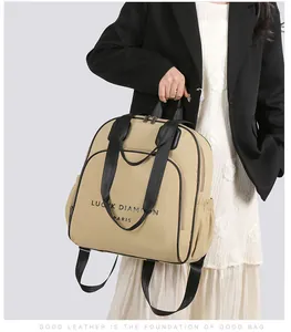 Detail des khakifarbenen Nylon-Rucksacks mit Lucky Diamond Paris Logo und schwarzen Tragegurten