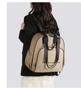 Detailansicht eines großen khakifarbenen Rucksacks am Model mit schwarzem Blazer