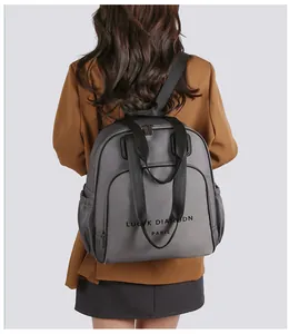 Detailansicht der grauen Stoffstruktur und des Lucky Diamond Paris Aufdrucks auf dem Rucksack