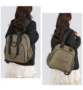 Detail des armee-grünen Nylon Rucksacks mit Hauptfach und praktischen Seitentaschen
