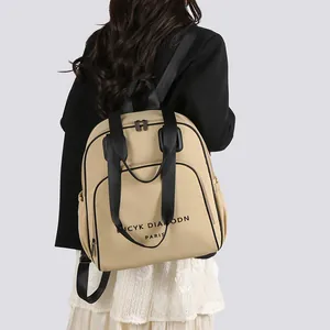 Minimalistischer khakifarbener Rucksack mit großen Kapazität und schwarzen Riemen