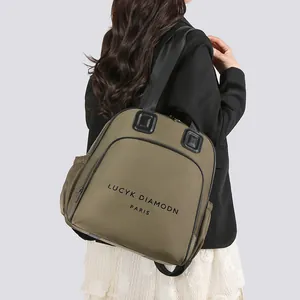 Olivgrüner Multifunktionsrucksack mit großem Fassungsvermögen und Markenlogo