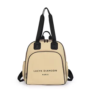 Minimalistischer beiger Nylonrucksack mit schwarzen Trägern und Markenaufdruck
