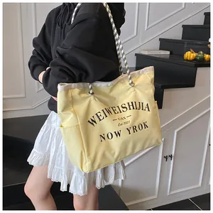 Vue détaillée du grand sac cabas en toile avec poignées en corde et poche latérale