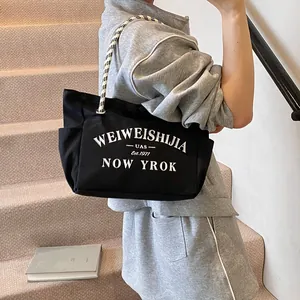Grand sac cabas en toile noire avec lettrage blanc et anses en corde pour femmes