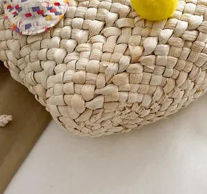 Macro-opname van de strozak met kleurrijke patches en een pluizige gele pompon hanger