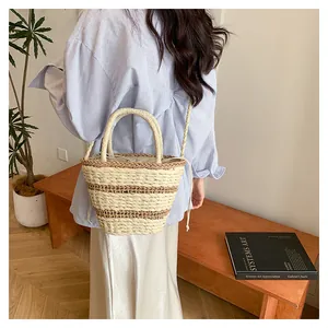 Détail du tissage naturel et de la doublure à cordon du sac seau à rayures chic