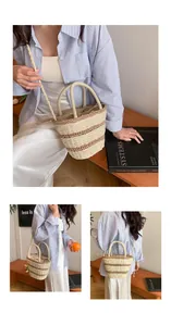 Détail du sac seau en paille tressée avec cordons et motif à rayures beige et marron