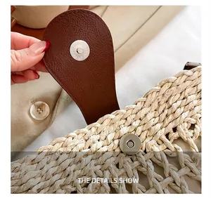Close-up van de magnetische sluiting op stro-zadelstas met bruin lederen flap