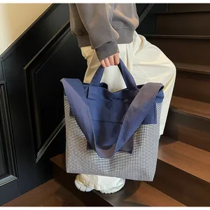 Grande borsa tote con parte superiore in tela blu navy e motivo a scacchi nero e bianco