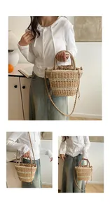 Détail du sac seau en paille tressée avec fermeture à cordon et textures marron mixtes