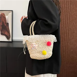 Stro handtas met kleurrijke pompons, kantafwerking en geruite patch voor dames