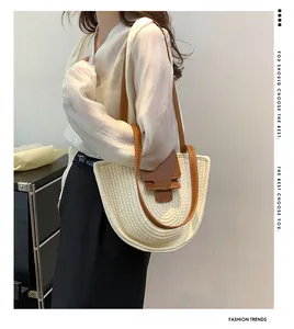 Detail der beige handgewebte Schultertasche mit braunem Lederriemen und Verschlussklappe