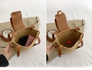 Detailansicht des geräumigen Hauptfachs einer beigen gewebten Tasche mit Alltagsdingen