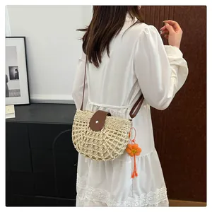 Detail van handgemaakte geweven crossbodytas met bruine kunstleren flap en zonnebloem
