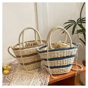 Détail du sac seau en paille tressée avec doublure à cordon et motifs à rayures