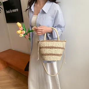Sac seau en paille tressée avec cordon de serrage et motif à rayures bicolores