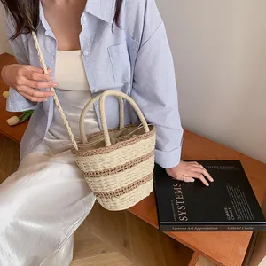 Sac seau en paille tissée à rayures avec doublure à cordon pour femmes élégantes
