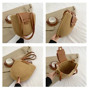 Detailaufnahmen der geflochtenen Strohschultertasche mit braunem Lederriemen und Magnetverschluss