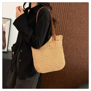 Nahaufnahme der beigen Häkeltasche mit Lochmuster und braunem Leder-Schultergurt