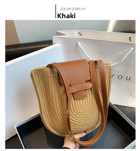 Detailaufnahme der khakifarbenen Strohtasche mit brauner Lederklappe und feiner Textur