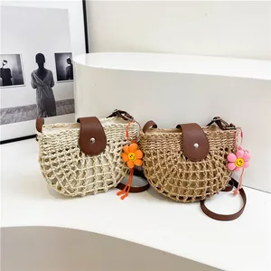 Minimalistische halfronde stro-crossbodytassen in crème en bruin met lederen klep