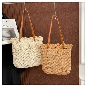 Detailansicht der gewebten Tasche mit Blumenmuster und braunem Lederriemen