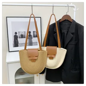 Detailansicht der modischen Stroh-Umhängetaschen in Khaki und Beige mit Kunstlederklappen