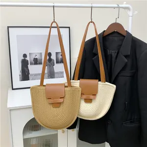 Böhmische gewebte Strohschultertassen in Khaki und Beige mit Lederriemen für den Sommer