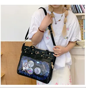 Detalle de bolso ita de PU negro con ventana para pines de anime y volantes azules
