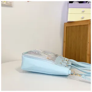 Detalle del bolso ita azul claro con ventana transparente y bordes ondulados decorativos
