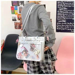 Bolso Ita plateado con ventana transparente para pines de anime en una cafetería