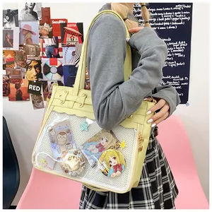 Bolso ita amarillo con bordes ondulados y ventana de PVC para pines de anime
