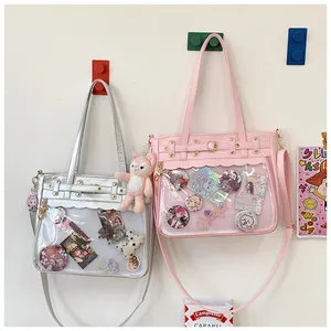 Detalle de bolsos ita plateados y rosas con hebillas de corazón en ganchos