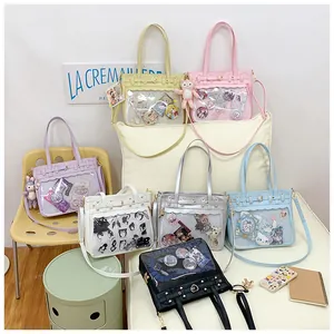 Detalle del bolso Ita con ventana de PVC que muestra pines de colores y adornos de corazón