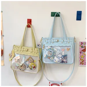 Detalle de bolsos Ita amarillos y azules con ventana de PVC y hebillas de corazón