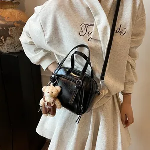 Borsa bowling retrò in pelle lucida nera con ciondolo orsetto e tracolla rimovibile