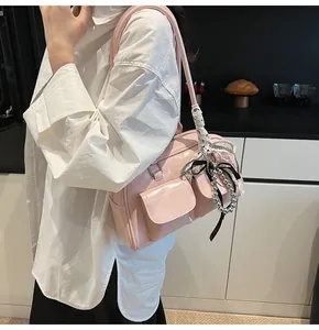 Borsa a spalla Boston rosa con fiocco di pizzo e pendenti di perle in stile lifestyle