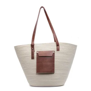 Détail du grand sac cabas tissé beige avec poche en similicuir marron et rivet