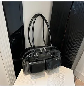 Dettaglio della borsa Boston nera lucida con doppie tasche anteriori e finiture argento