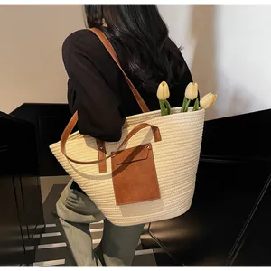 Grand sac cabas tressé avec lanières en cuir marron et poche pour voyage d'été