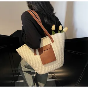 Vue détaillée du sac cabas tissé avec anses en cuir marron et tulipes jaunes
