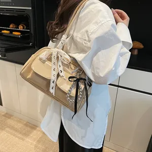 Borsa Boston beige chic con fiocco in pizzo e catena di perle in un interno moderno