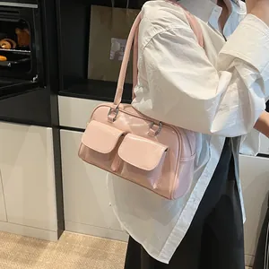 Borsa Boston rosa chiaro lucida in stile francese con doppie tasche e dettagli in metallo