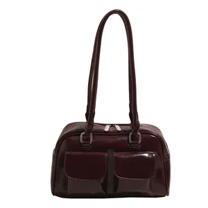 Borsa Boston retrò francese in vernice bordeaux con doppie tasche anteriori e cerniere argento