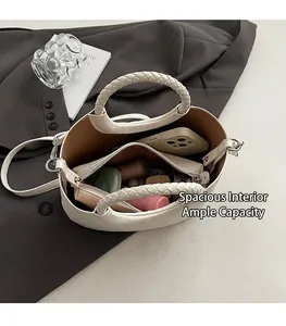 Innenansicht der cremefarbenen Beuteltasche mit herausnehmbarem Etui und Stauraum