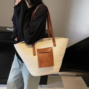 Grand sac cabas tressé en paille beige avec bandoulière et poche en cuir marron